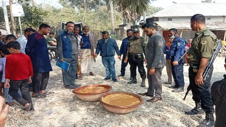 অস্বাস্থ্যকর পরিবেশে নি¤œমানের পণ্য তৈরি করায় দুটি প্রতিষ্ঠানকে মোট ষাট হাজার টাকা জরিমানা